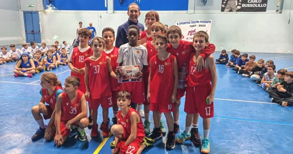 Foto di gruppo degli Esordienti del Basket Club Serravalle con l'attestato di seconda classificata al torneo Autumn Hoops di Genova